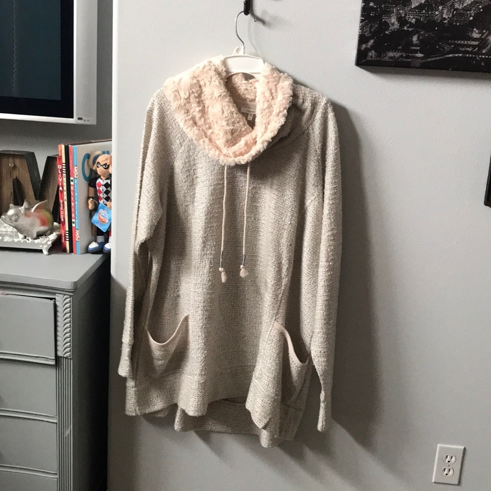 Ivory sweatshirt w/ vowel neck